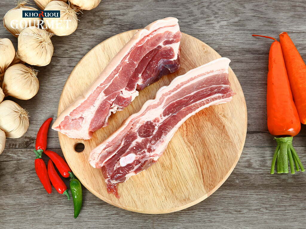 Thịt lợn không chỉ là nguồn cung cấp vitamin, dinh dưỡng khoáng chất mà trong thực phẩm này còn bao gồm cả phốt pho, selen và thiamine.