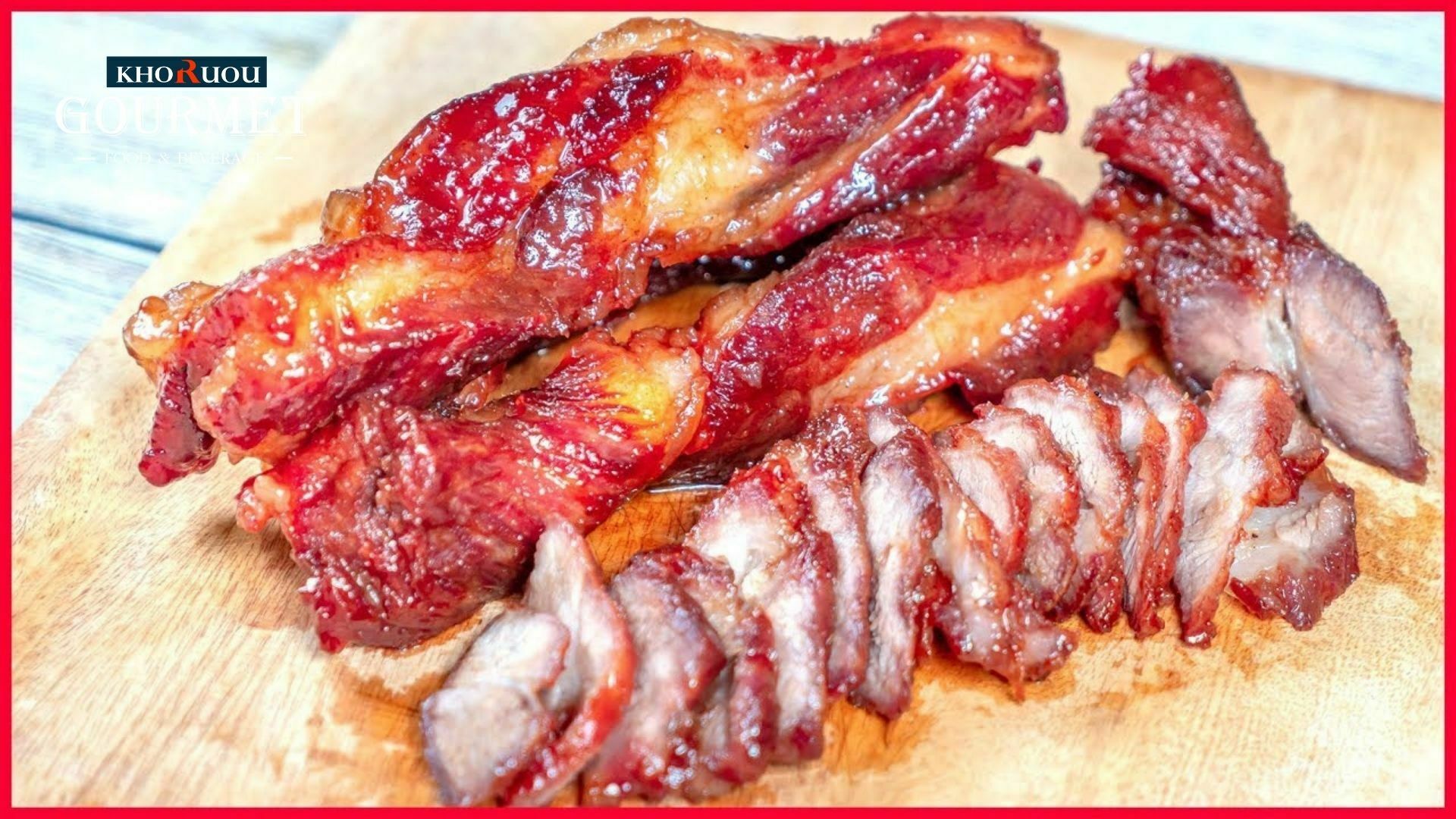 Thịt lợn xá xíu được tẩm vị theo công thức gia truyền khá vừa ăn, có màu đỏ tươi bên trong, nâu đậm bên ngoài.