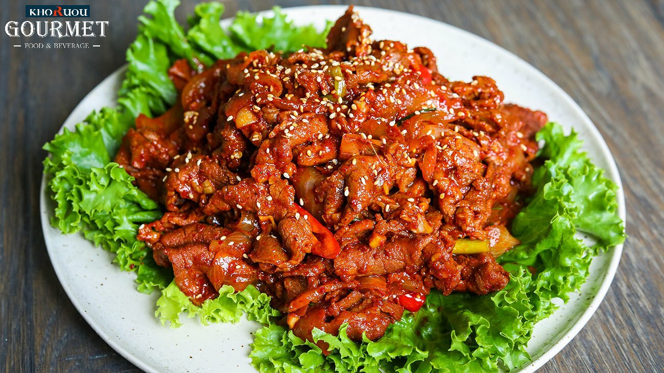 Nhờ phần sốt tương ớt đặc trưng, đỏ tươi khi kết hợp cùng nhiều gia vị khác tạo nên món Bulgogi có màu sắc đẹp, hấp dẫn và ngon chuẩn Hàn