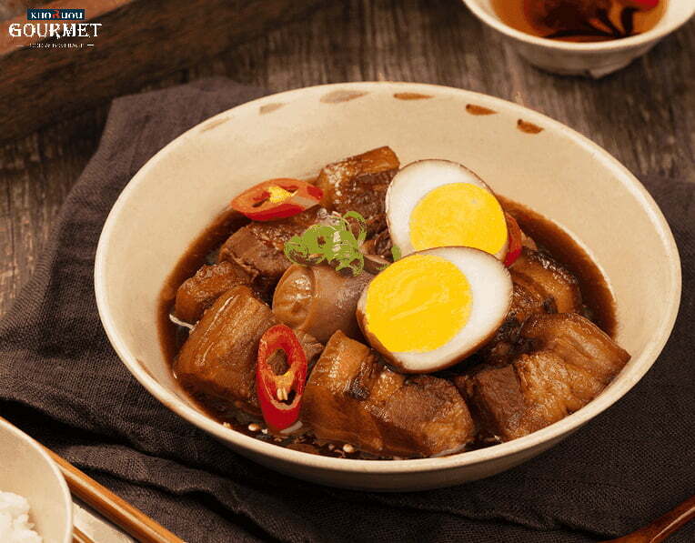 Các cách nấu thịt lợn ngon của người Việt là thịt kho tàu với trứng. Chúng là món ăn phổ biến, luôn xuất hiện mỗi dịp Tết đến, xuân về