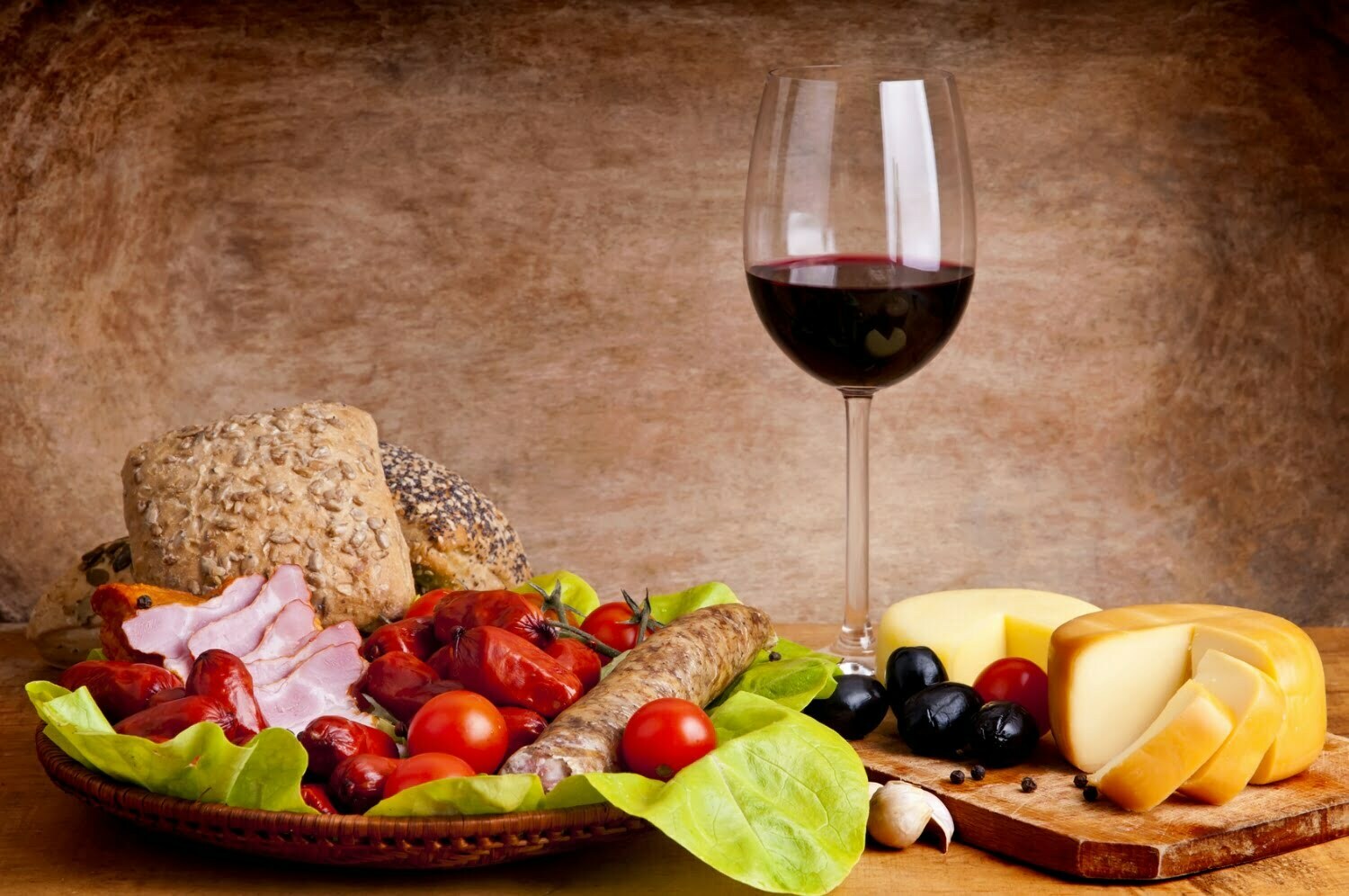 Rượu Vang Đỏ Ăn Với Gì Ngon Và Những Điều Bạn Cần Lưu Ý