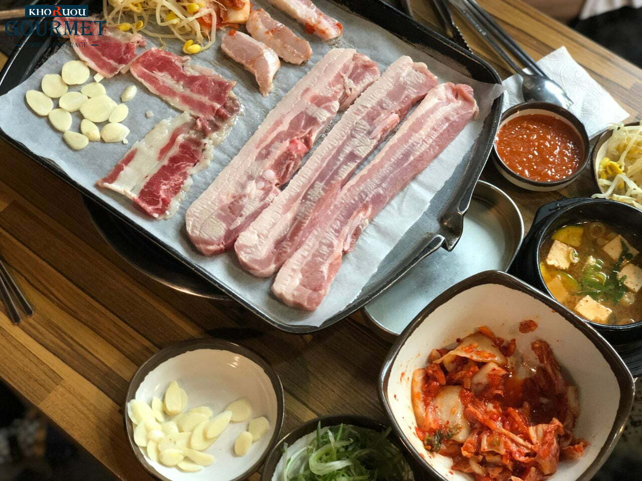 Nếu bạn là một tín đồ của phim Hàn Quốc, chắc chắn sẽ biết đến các món ăn thịt nướng. Và Ogyeopsal cũng là một trong những loại thịt nướng, bao gồm cả phần thịt và da heo. Ăn kèm cùng rau kinh giới, kim chi và tương ớt