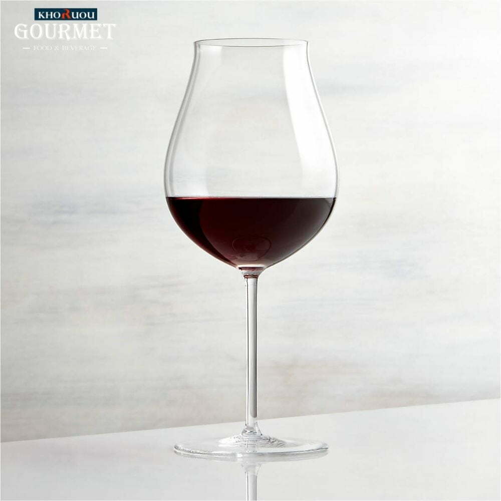 Chúng ta có thể uống Pinot Noir từ bất kỳ loại ly nào. Nhưng nếu muốn thưởng thức trọn vẹn loại rượu này, thì bạn sẽ chỉ uống nó từ một chiếc ly đặc biệt dành riêng cho Pinot Noir mà thôi