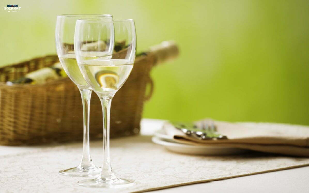 Ly rượu vang trắng được rửa cẩn thận, sạch sẽ và đẹp sáng bóng; sẽ gây ấn tượng sâu sắc cho người dùng.
