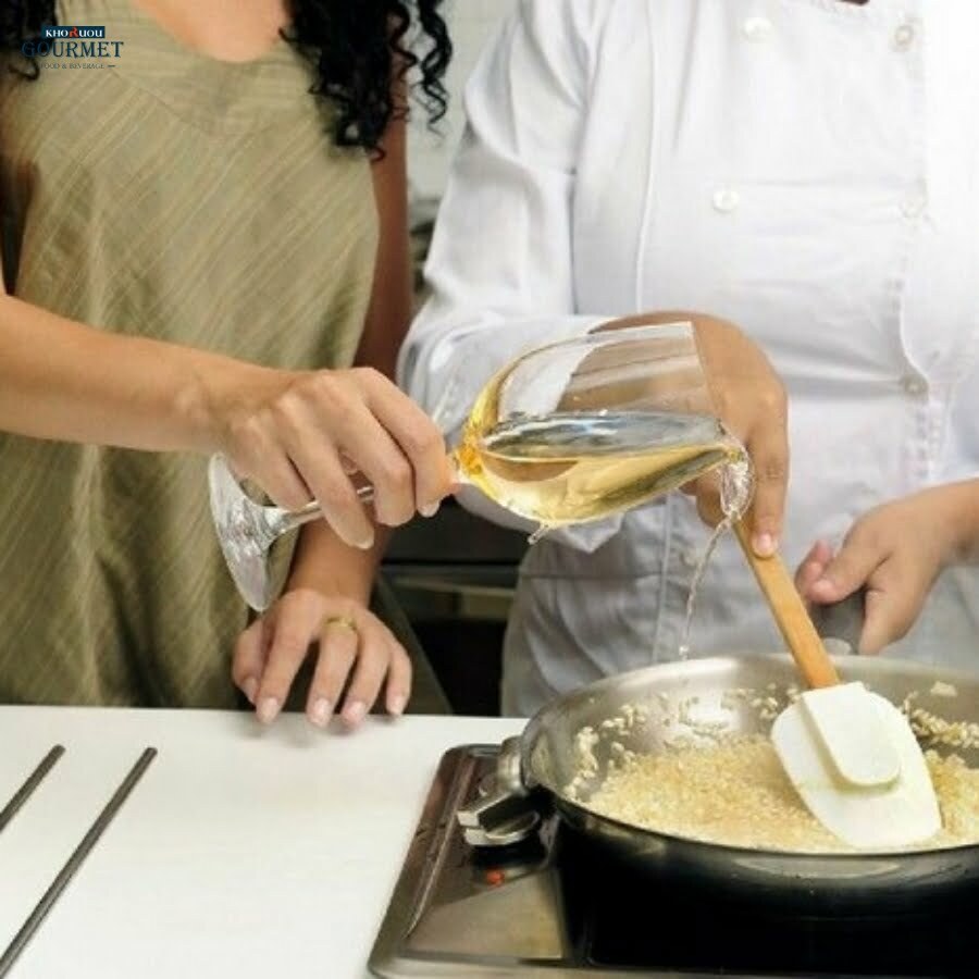 Dùng rượu vang trắng để nấu các món ăn về cá rất thích hợp, cá sẽ được khử mùi tanh triệt để