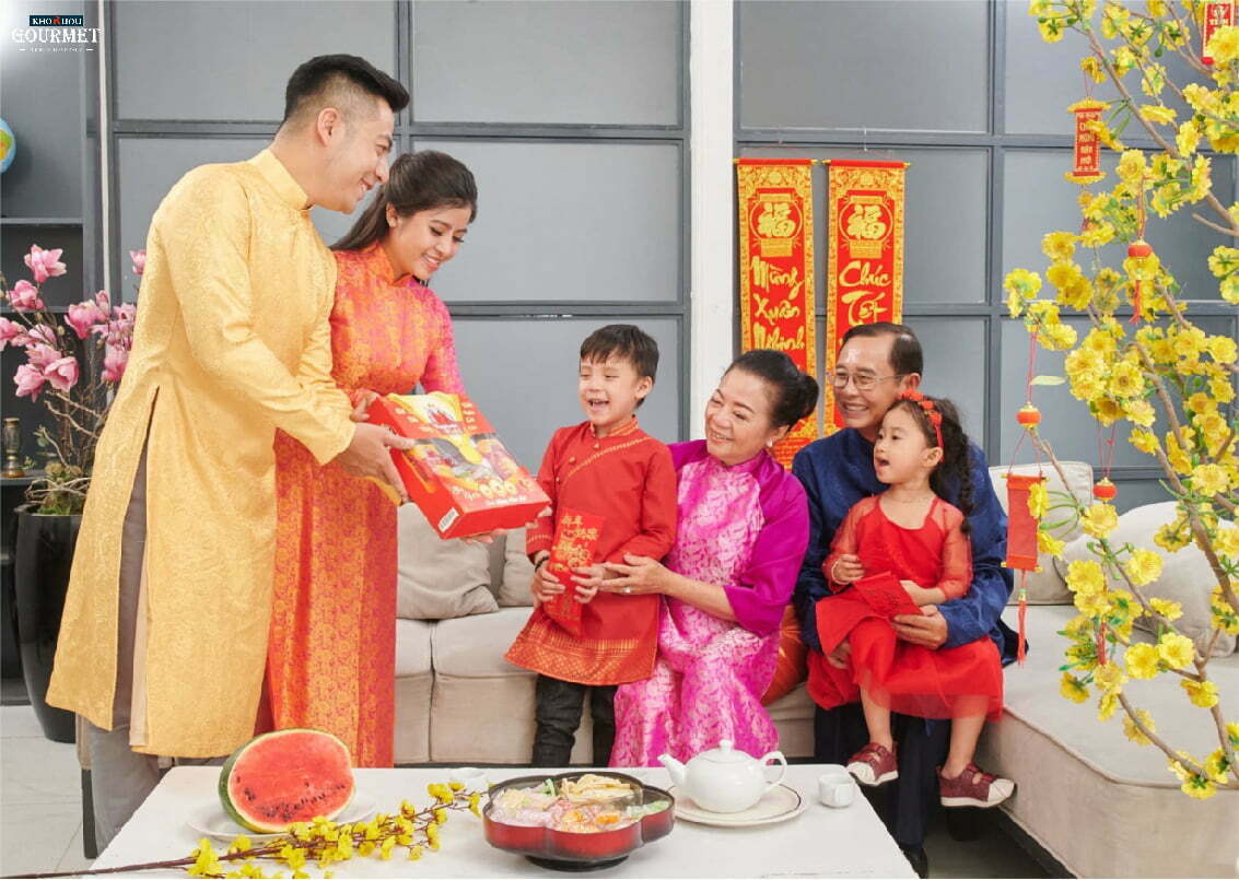 Tặng quà cho người thân yêu vào mỗi dịp Tết 01/01 là truyền thống Tết Việt
