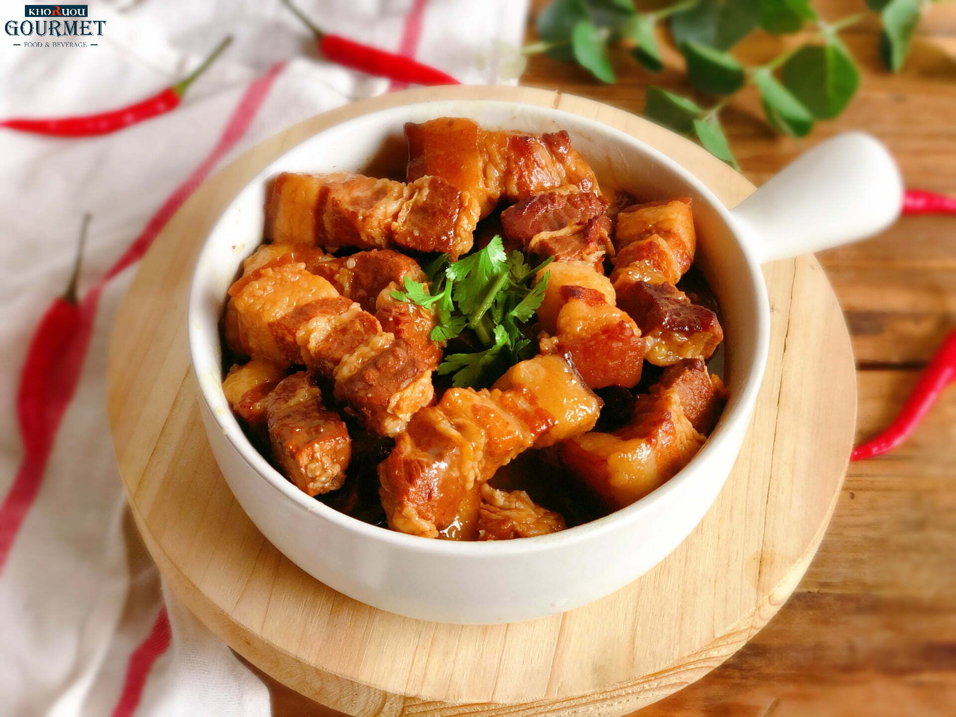 Thịt kho hột vịt là một trong những món ăn được chế biến từ thịt lợn luôn "góp mặt" trong các dịp tết. Có thể để hâm lại, để trong một thời gian ngắn. 