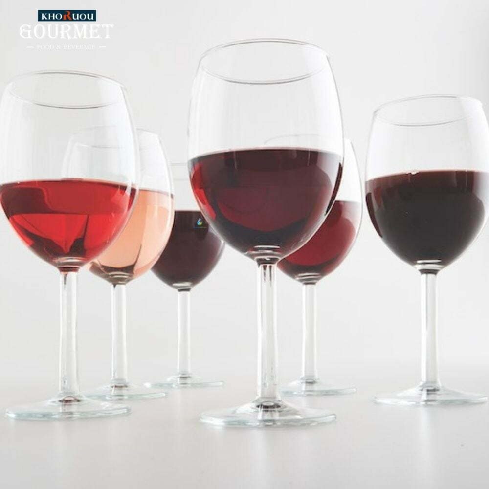 Rượu vang đỏ nhẹ (Light Reds) thường có nồng độ cồn thấp hơn 12,5%. Đồng thời, lượng tannin cũng ít hơn so với rượu vang Medium Reds hoặc Full Reds. 