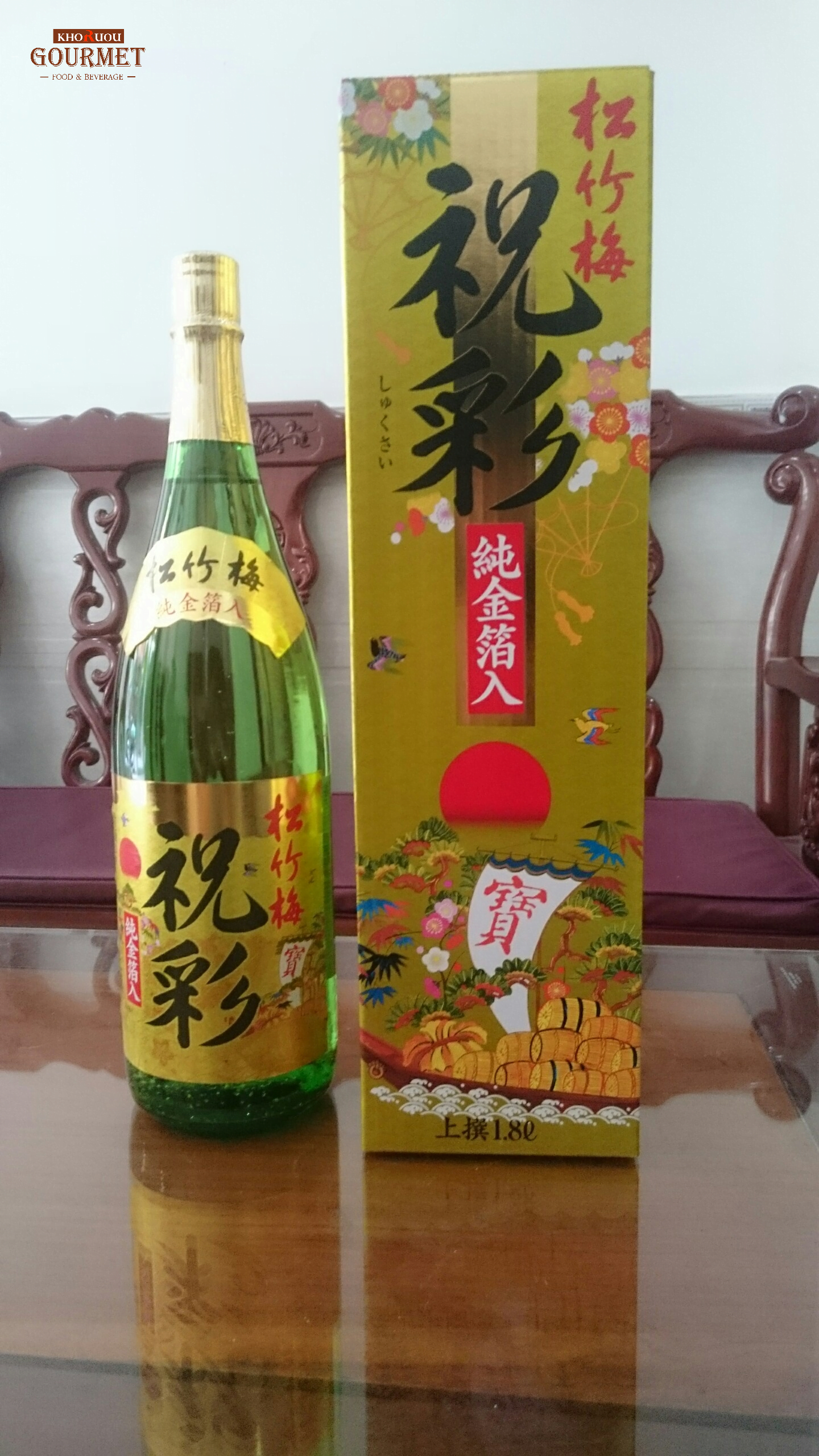 Với hương vị rượu thơm ngon, dễ uống, rượu sake vẩy vàng 1.8l rất đáng để phục vụ gia đình bạn trong dịp Tết cổ truyền tại Việt Nam