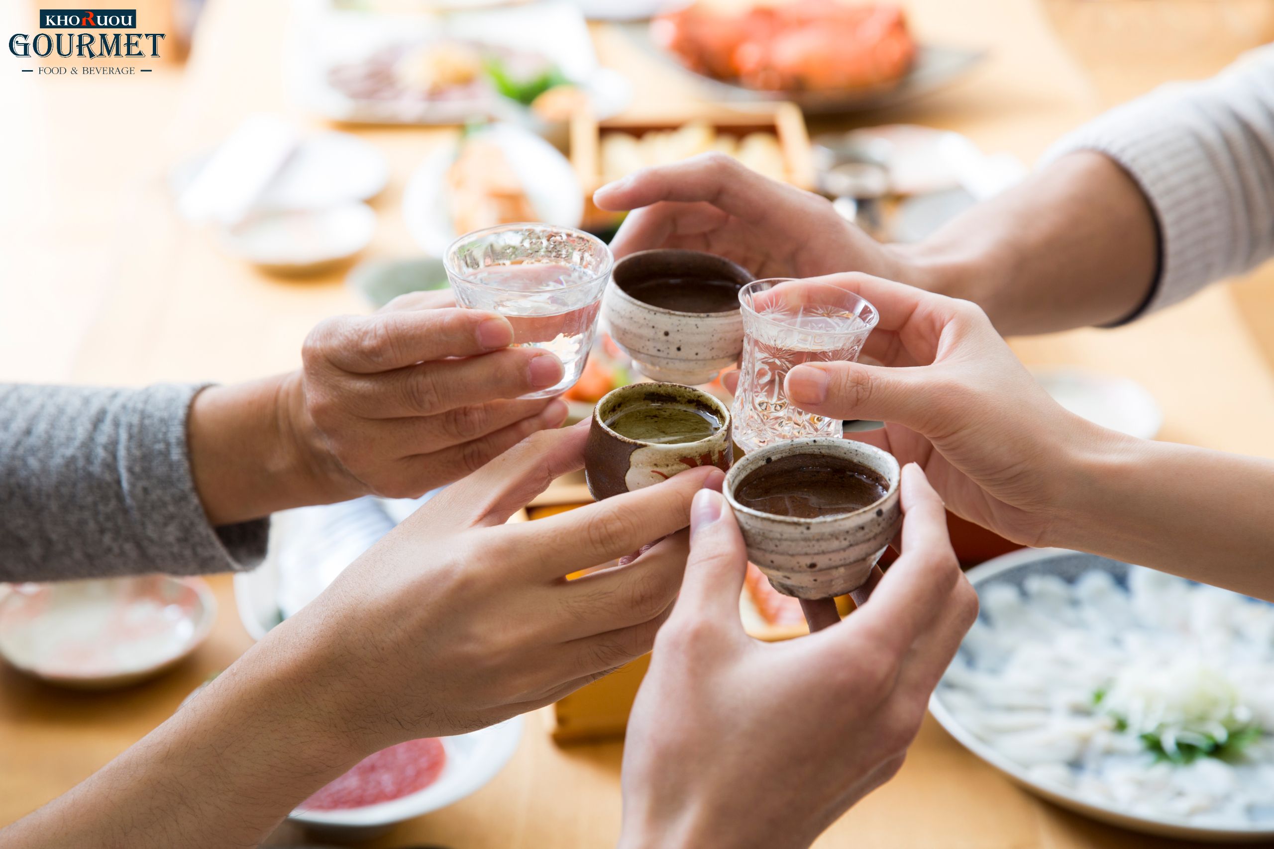 Bạn có thể tận hưởng hương vị đặc trưng của món ăn cùng với hương vị cay nồng rượu Sake