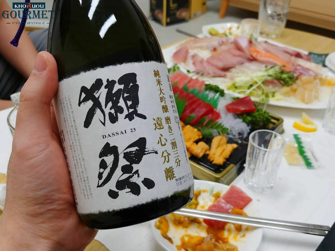 Rượu có vị đậm đà và cân bằng khi uống với các món ăn Nhật Bản như sushi, sashimi