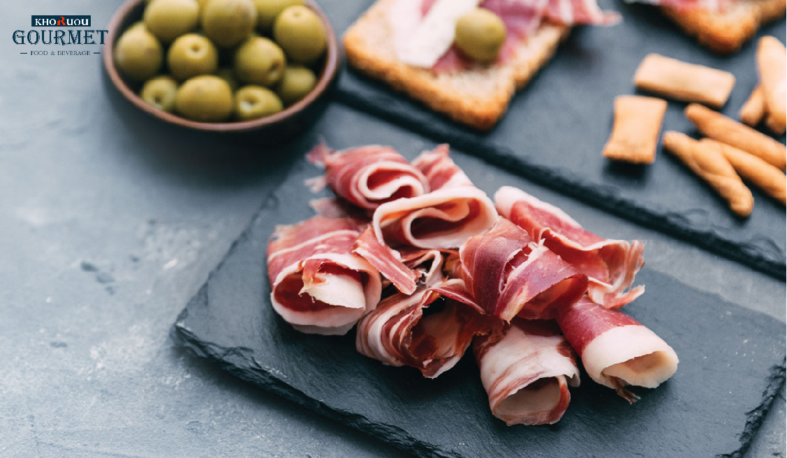 Thịt heo muối Iberico với hương vị thơm ngon, béo ngậy và màu sắc đỏ hồng đặc trưng là món ăn được nhiều người sành ăn ưa chuộng