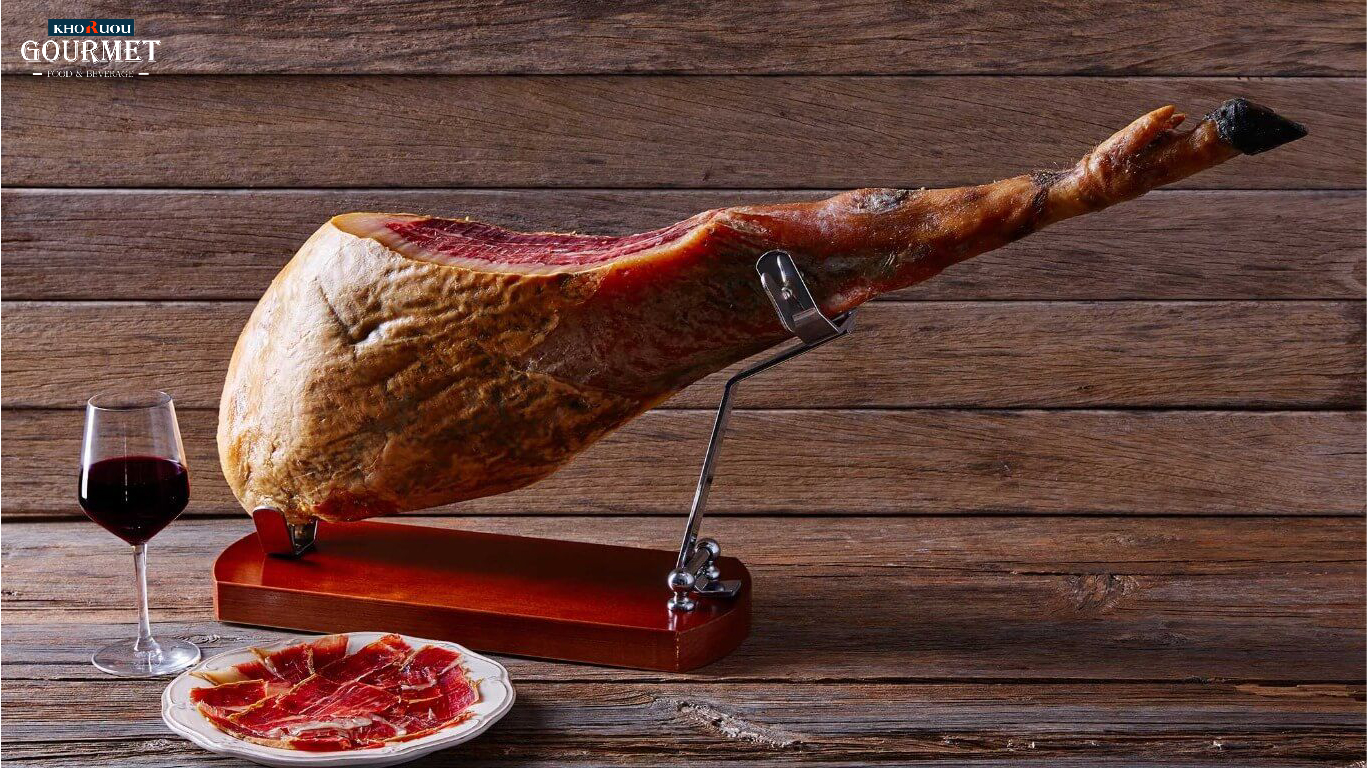 Rượu vang đỏ đậm đà kết hợp với thịt heo Iberico muối tạo nên một món ăn sang trọng, thường được phục vụ trong các bữa tối đặc biệt Rượu vang đỏ đậm đà kết hợp với thịt heo Iberico muối tạo nên một món ăn sang trọng, thường được phục vụ trong các bữa tối đặc biệt