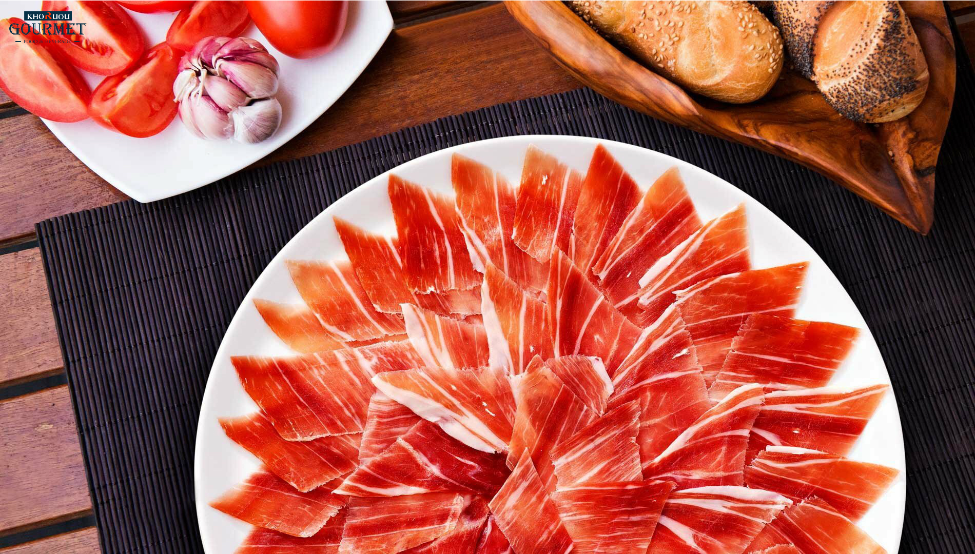 Sự kết hợp giữa thịt heo Iberico muối và bánh mì mang đến một trải nghiệm ẩm thực độc đáo, vừa thơm ngon, vừa tinh tế Sự kết hợp giữa thịt heo Iberico muối và bánh mì mang đến một trải nghiệm ẩm thực độc đáo, vừa thơm ngon, vừa tinh tế