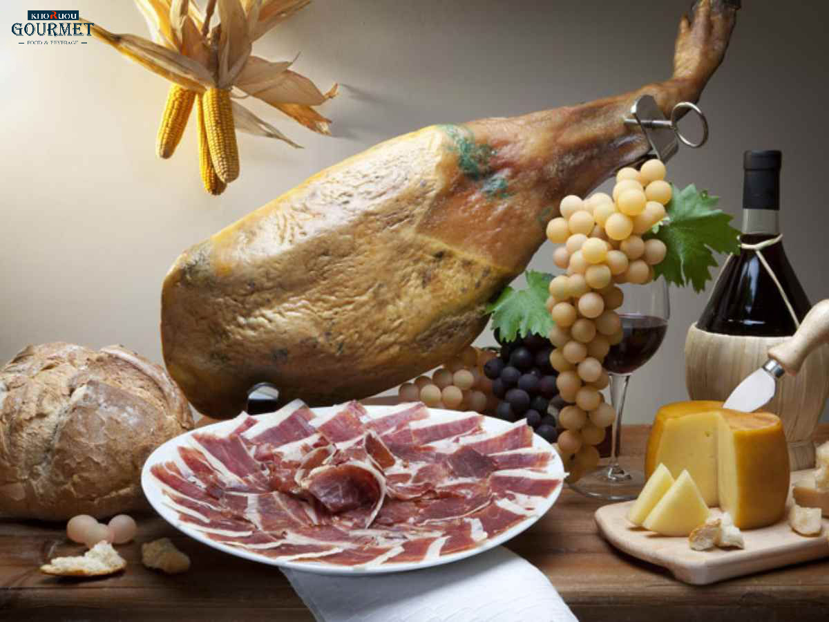 Việc kết hợp các món ăn phù hợp sẽ giúp tôn lên hương vị phức hợp và tinh tế của rượu vang