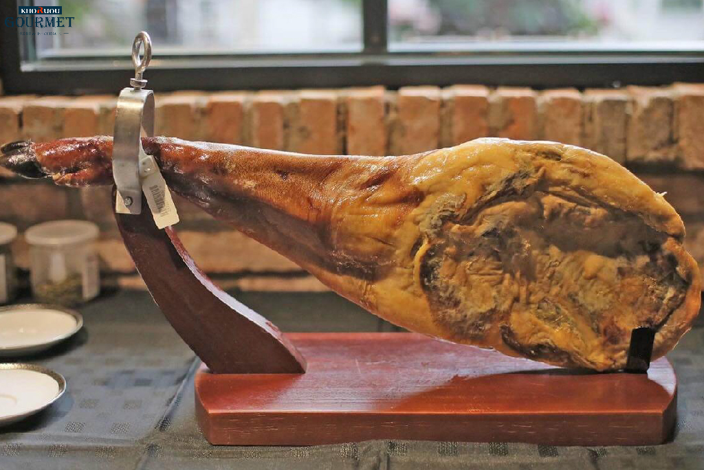 Để an toàn, ban hãy cố định phần thịt trên giá đỡ phù hợp Để an toàn, ban hãy cố định phần thịt trên giá đỡ phù hợp