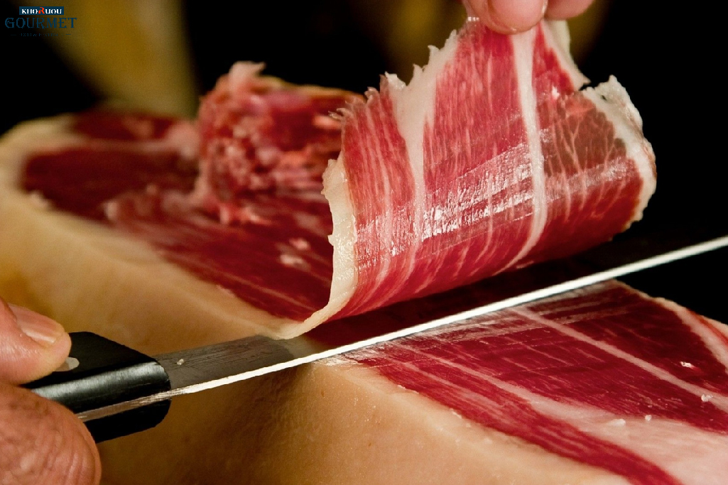 Mỗi loại dao sẽ có nhiệm vụ khác nhau trong quy trình cắt thịt heo muối iberico