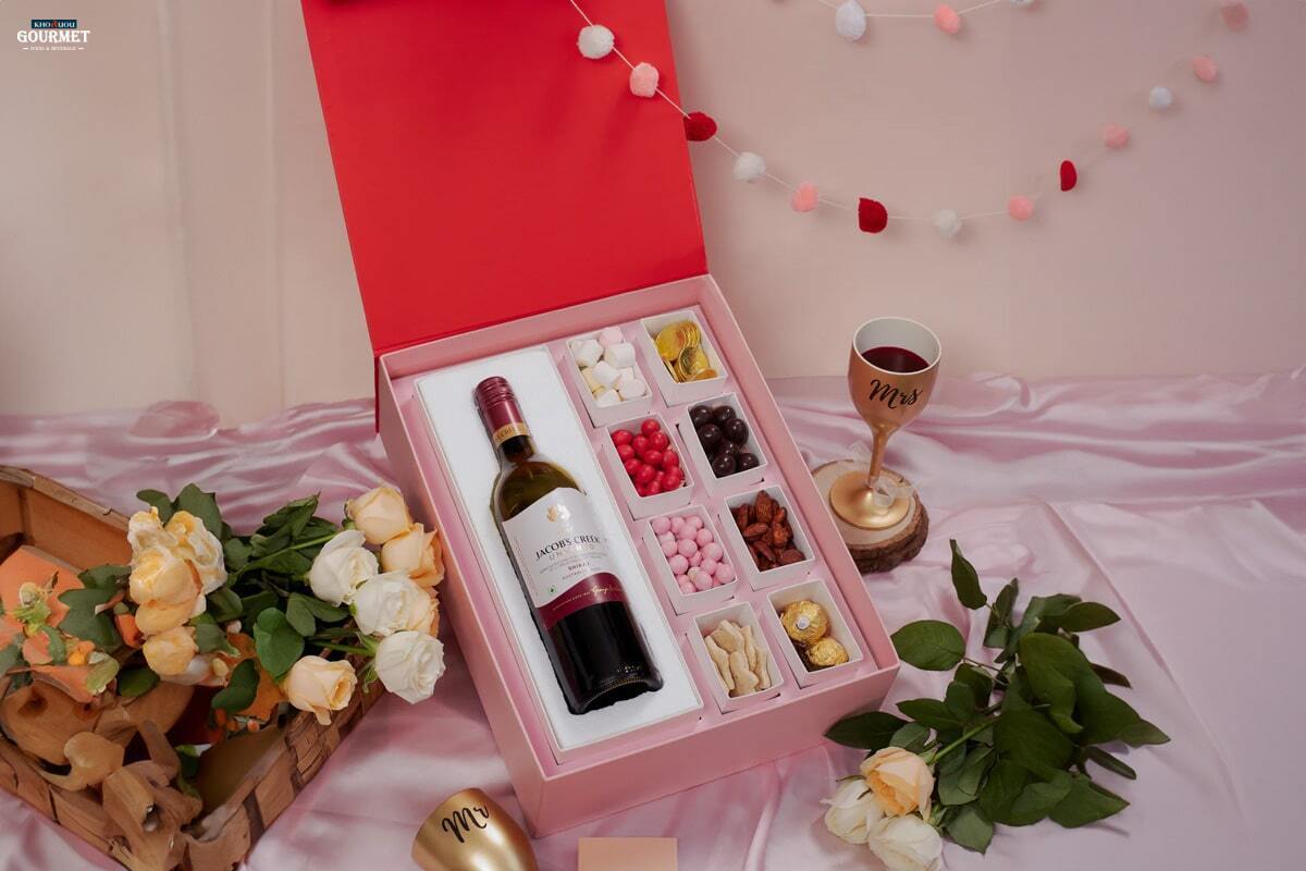 Mua rượu sang trọng biếu gia đình vợ, bố vợ có ý nghĩa gì?