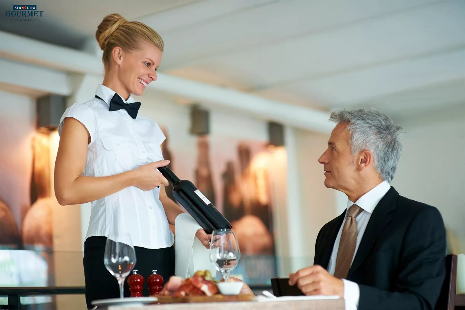 Việc giới thiệu chi tiết về chai rượu là bước quan trọng đầu tiên để khách hàng hiểu rõ hơn về loại rượu mình sắp thưởng thức Việc giới thiệu chi tiết về chai rượu là bước quan trọng đầu tiên để khách hàng hiểu rõ hơn về loại rượu mình sắp thưởng thức