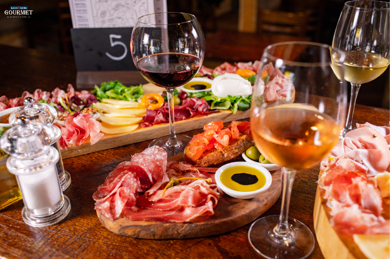 Cách thức kết hợp rượu vang với thức ăn vô cùng đa dạng, tùy thuộc vào đặc trưng của từng món ăn